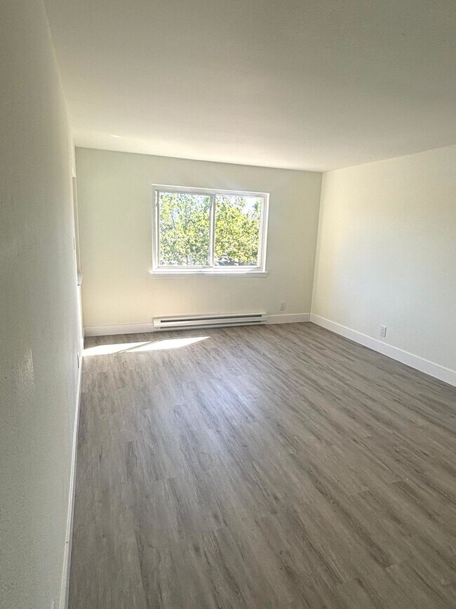 Building Photo - Stylishly Remodeled 2-Bedroom Gem in Redwood City