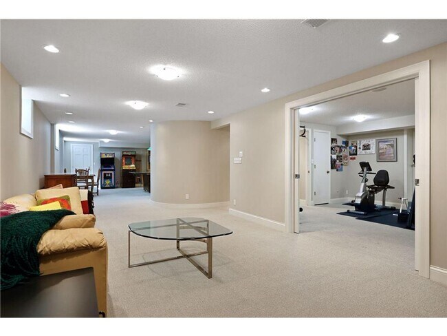 Building Photo - 7 Bedroom home near Cedar Lake