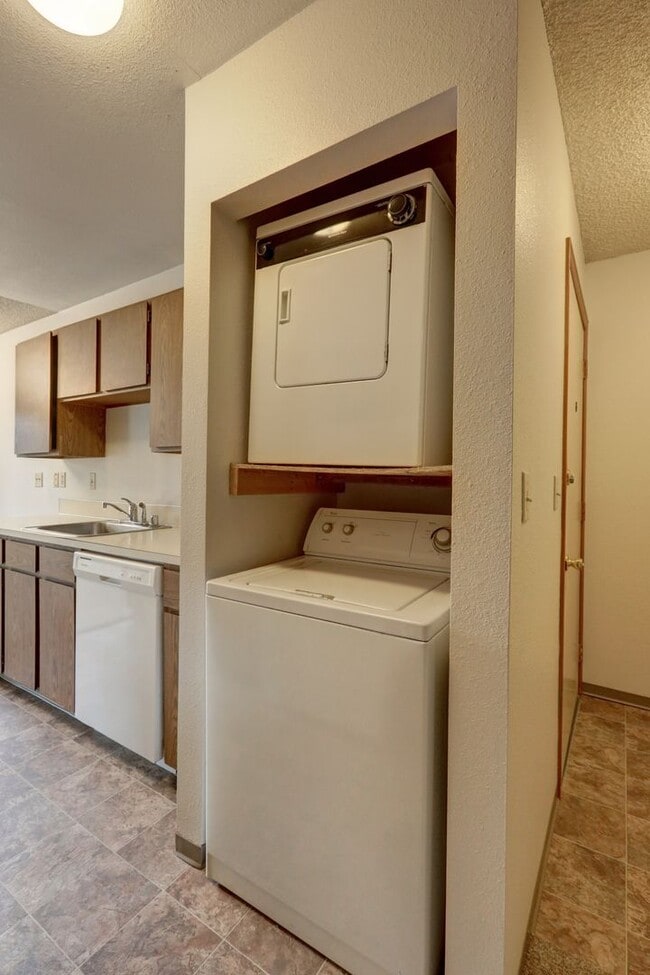 Building Photo - Top floor 2 bedroom 2 bath condo in Kirkland