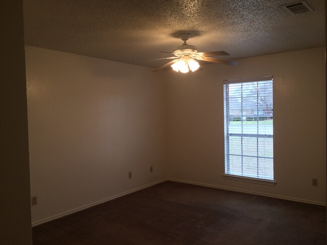 Building Photo - 9007 Woodgate Cir E