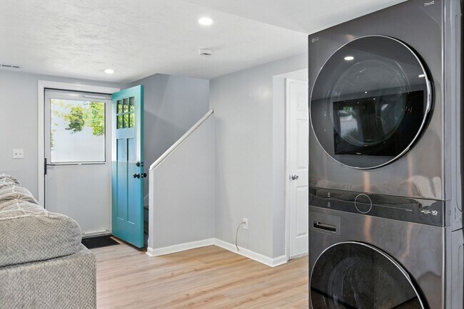 Building Photo - 21 Petipas Ln