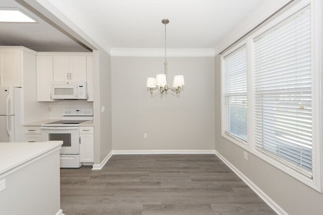 Building Photo - 1 Bedroom 1 Bath Condo in Southampton Pointe - Mt. Pleasant