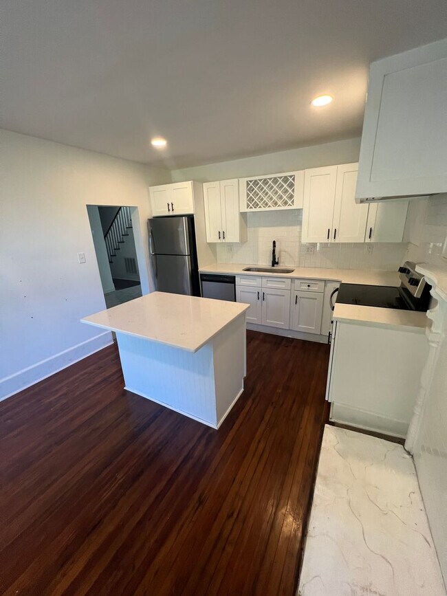 Building Photo - Great 4 Bedroom Minutes from Downtown