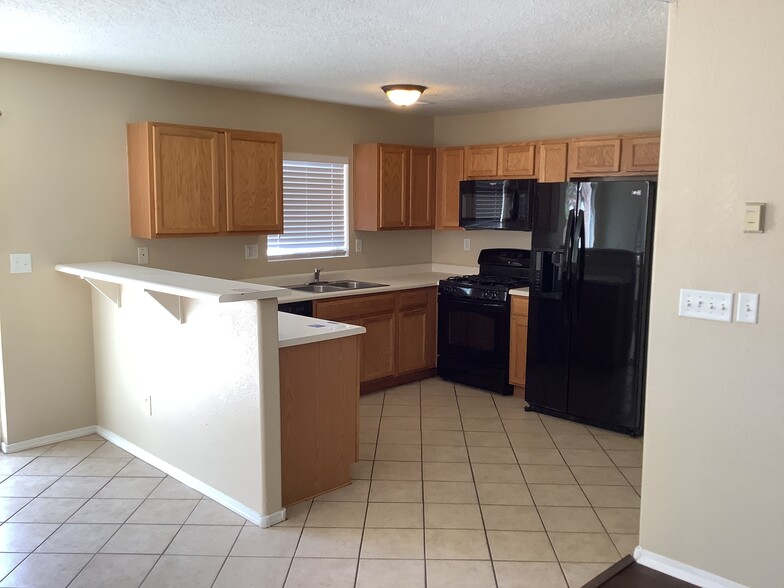 Building Photo - 6219 Vaughn Dr NE