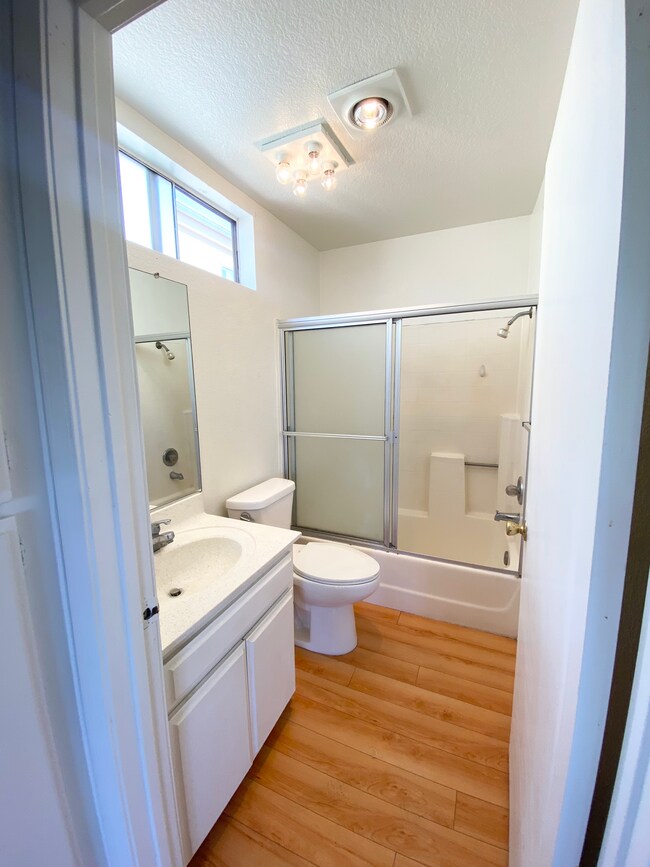 Master ensuite bathroom - 158 N Normandie Ave