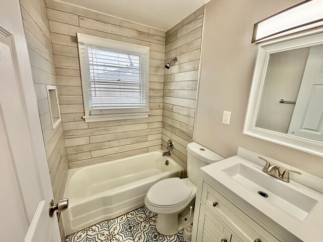 Building Photo - PRP - 2 bed, 1 bath - 40258 zip code, GARAGE!