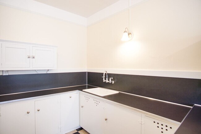 Building Photo - Snag this Stately One-Bedroom off of Bustl...