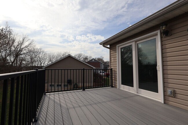 Building Photo - Beautiful 3 Bed 2.5 Bath w/2 Car Oversized Garage