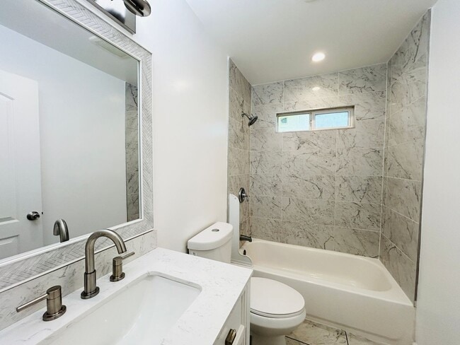 Building Photo - Spacious 6-Bedroom with Private Yard & Parking in Sylmar!