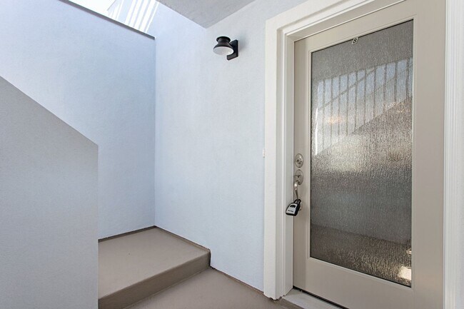 Building Photo - Modern Condo West of PCH!