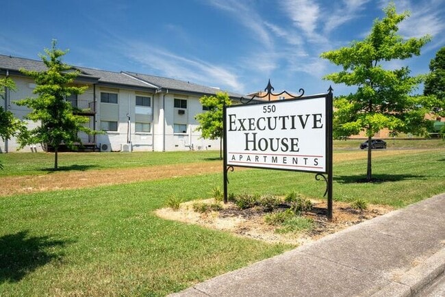 Building Photo - 2 Bedroom Unit was recently renovated. Live walking distance from the downtown square or steps fr...