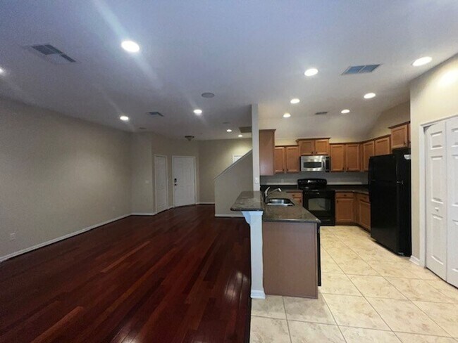 Building Photo - MOVE IN NOW-OVIEDO RENTAL!BEAUTIFUL 3 bd 2.5 bath townhome! 2 CAR ATTACHED GARAGE!FRESH PAINT! Wa...