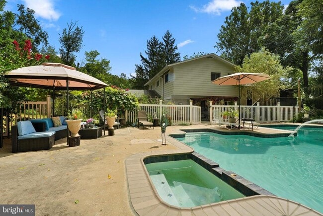 Building Photo - 5400 Woodlyn Ct