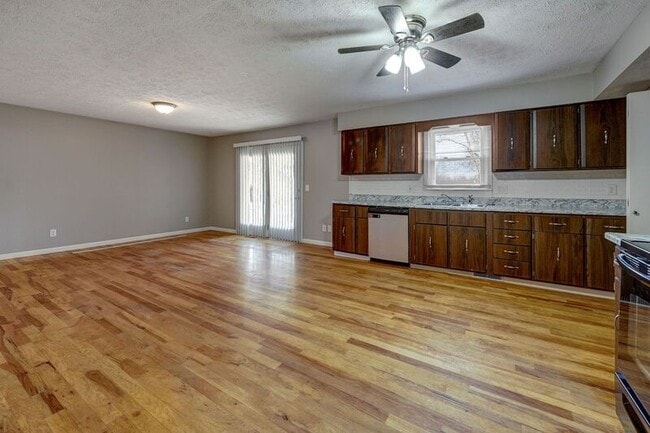 Building Photo - 731 W Greenwood St