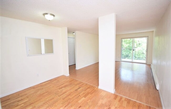 Building Photo - Updated 2 Bed Condo in Prime Location!