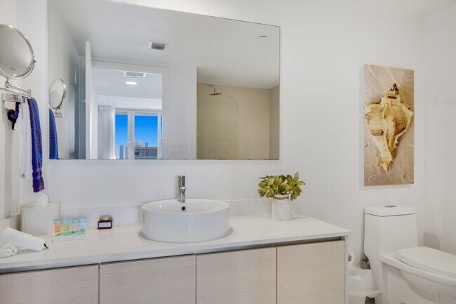 Building Photo - 2602 E Hallandale Beach Blvd
