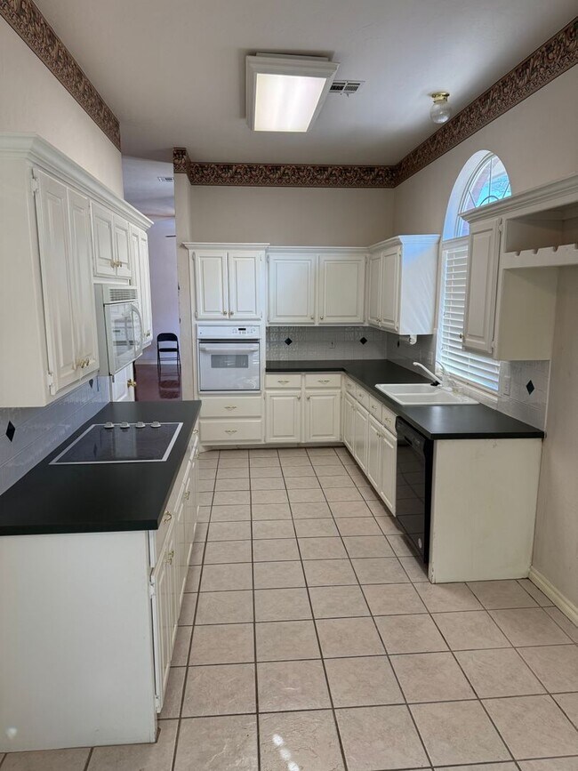 Building Photo - 3813 Tudor Cir