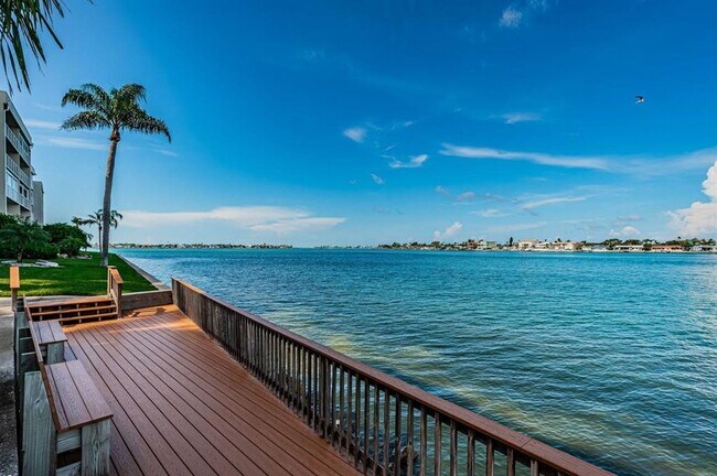 Building Photo - 6083 Bahia Del Mar Cir N