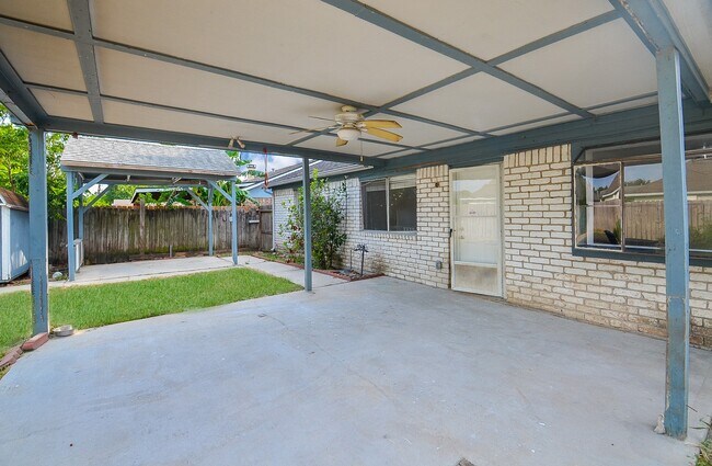 Building Photo - 3722 Brier Gardens Dr