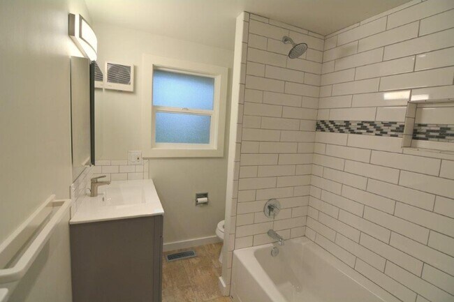 Building Photo - Quiet Kirkland Rambler on large, quiet lot