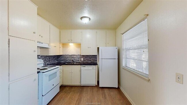 Building Photo - 3800 E 29th St