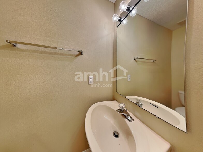 Building Photo - 850 Woodvale St