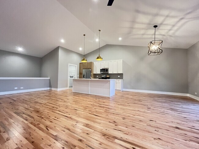 Building Photo - 974 Meadow Ln
