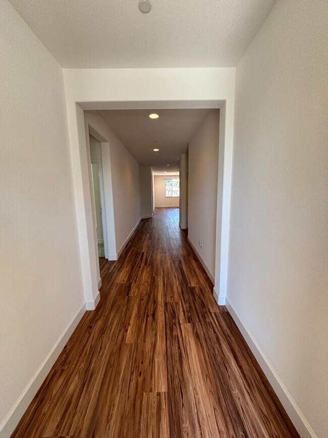 Building Photo - 402 Crimson Cir