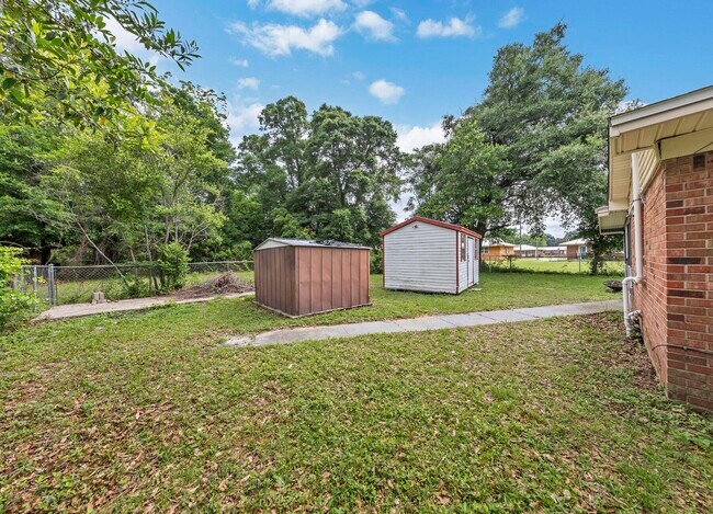 Building Photo - 460 School Ave