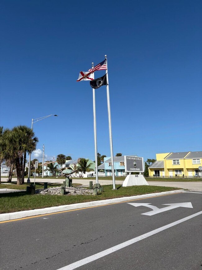 Building Photo - 914 Shorewinds Dr