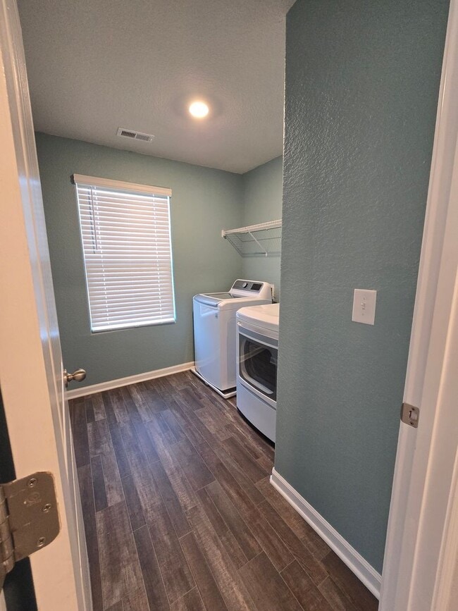Building Photo - NEW LISTING!!!!!