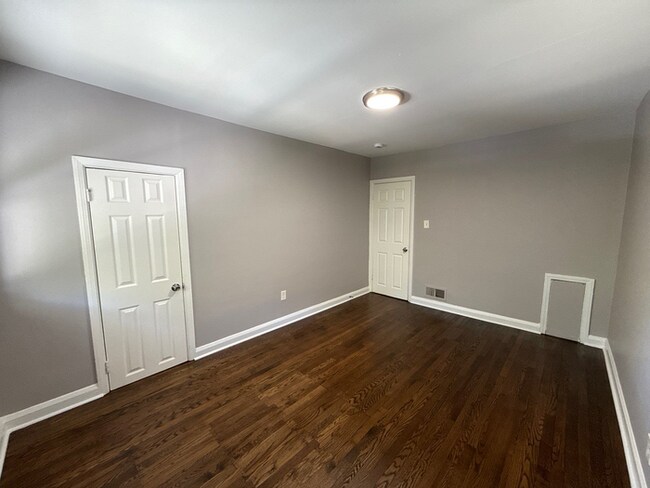 Building Photo - 2 Bedroom Townhome