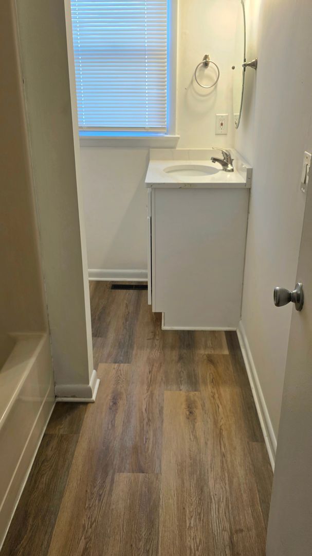 Building Photo - Charming First-Floor Apartment on Gorgeous Camden Ave!