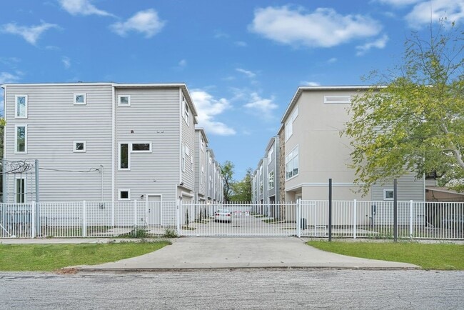 Building Photo - 6713 St Augustine St