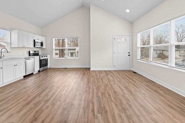 Building Photo - Incredible 2 bedroom 1 bathroom Duplex!