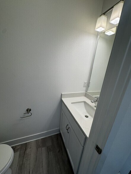 Building Photo - 619 NE Oak Ridge Dr