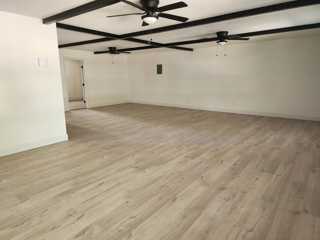 Building Photo - 3014 N Garden Ave