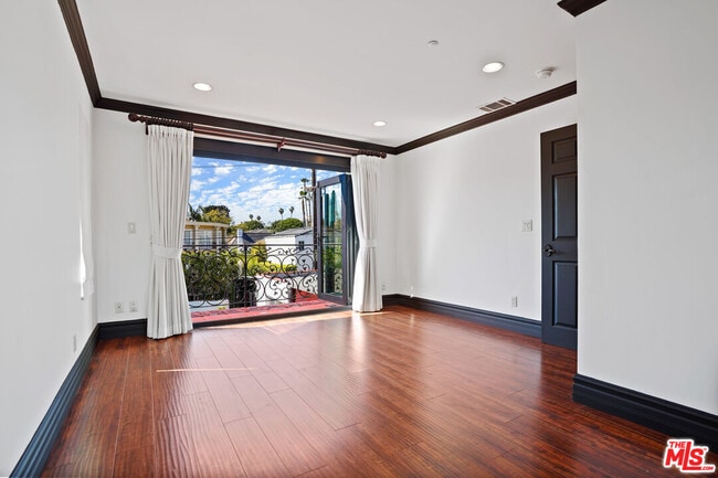 Building Photo - 309 N Doheny Dr