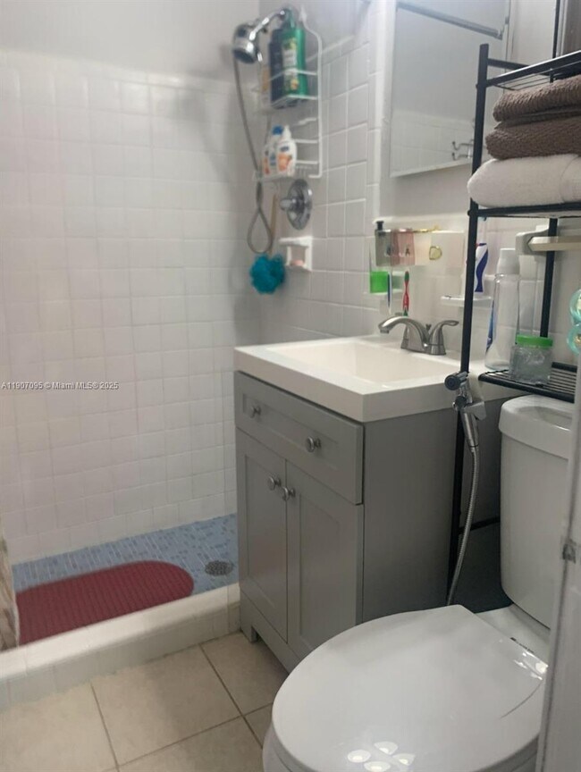 Building Photo - 570 W 46th Pl