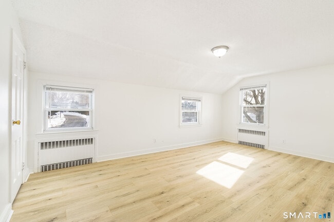 Building Photo - 783 Quaker Ln S