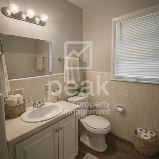 Building Photo - $1,150! 3Bed/ 1.5 Bath House! Apply by 3/19 to get half off your first month.