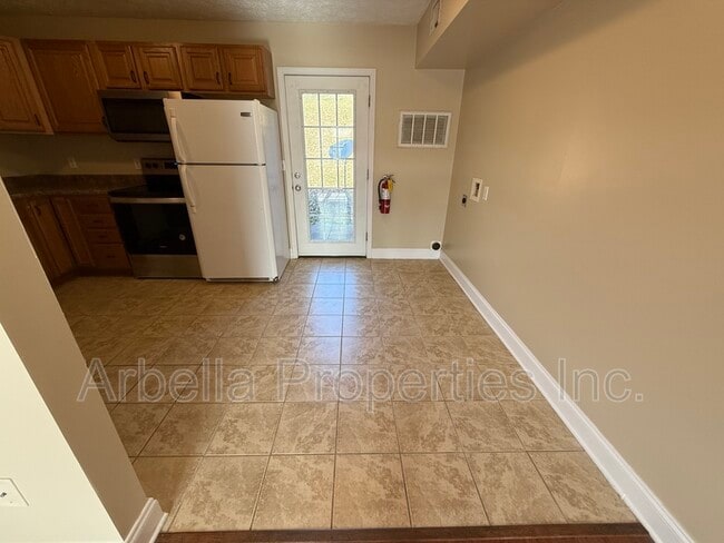 Building Photo - 133 Walker St