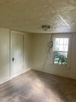 Building Photo - 106 W Poplar St