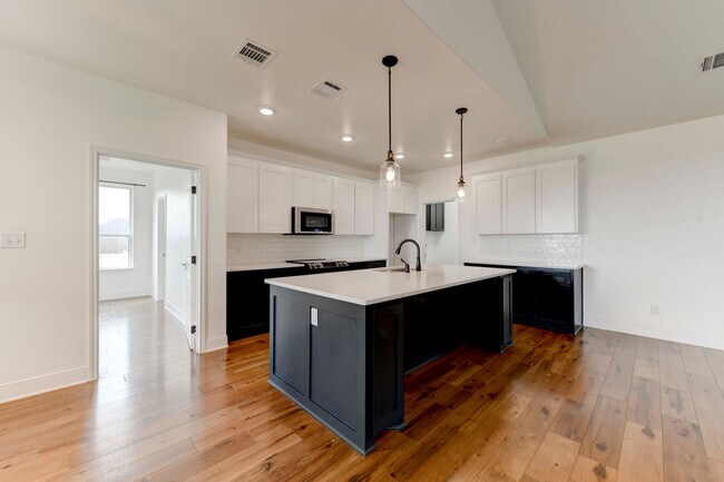 Building Photo - AVAILABLE NOW!