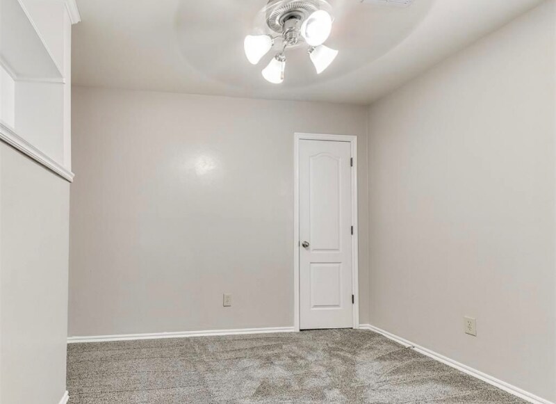 Building Photo - 547 shadow Way
