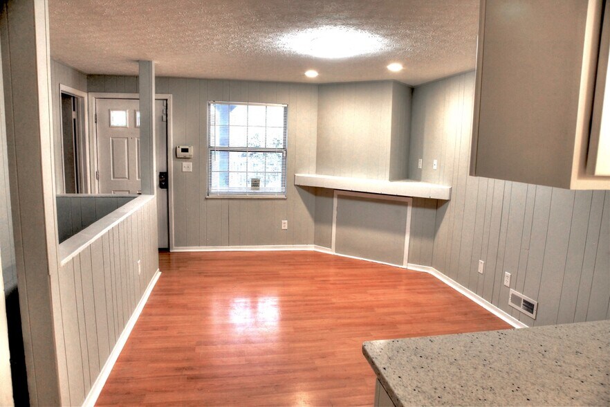 Building Photo - 306 E 17th Ave