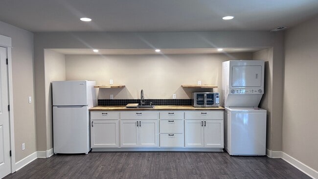 Building Photo - Sign your lease by December 31st and enjoy a $1,000 rent discount applied at move-in!