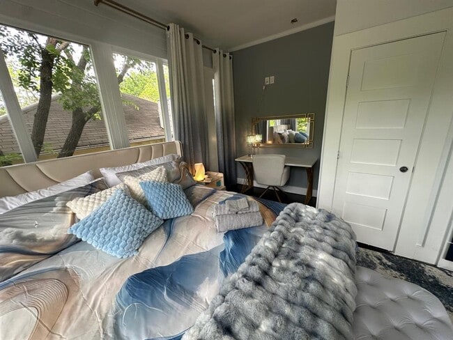 Building Photo - 3210 Hampton Rd