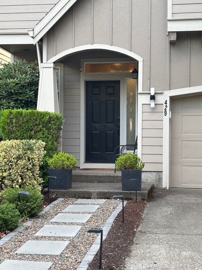 Building Photo - Beautiful 2 Story home in the Desirable Oa...
