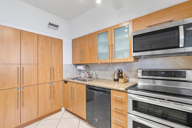 Building Photo - 300 Poinciana Island Dr